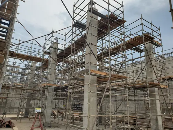 Construction scaffolding around reinforced concrete columns